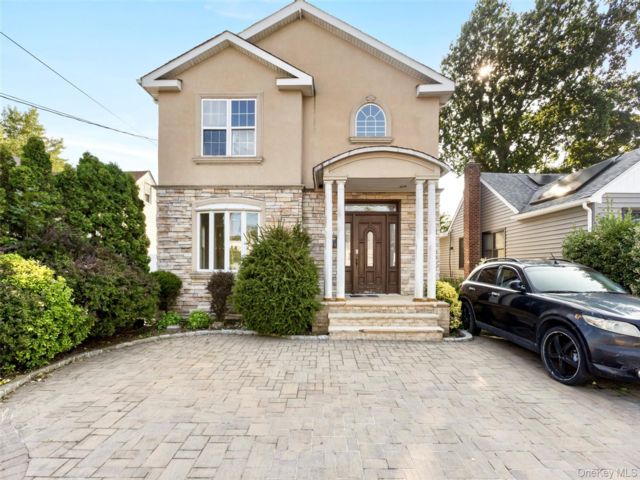 6 BR,  3.00 BTH &nbsp;Colonial style home in Uniondale