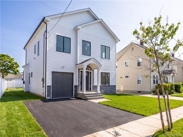  5 BR,  3.00 BTH &nbsp;Colonial style home in Mineola