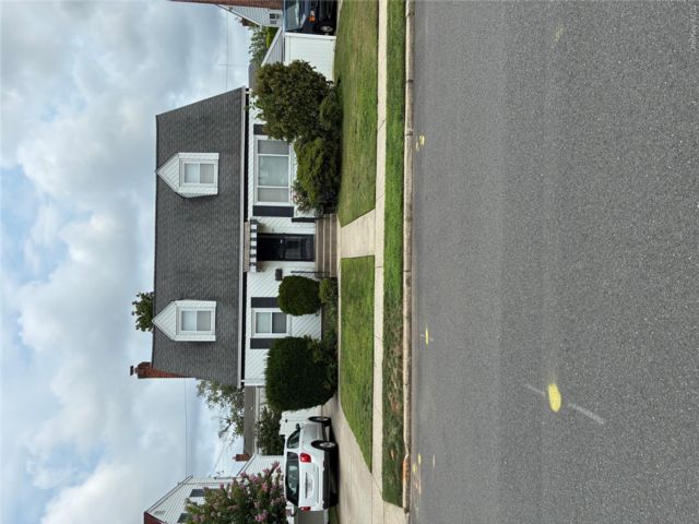  4 BR,  2.00 BTH &nbsp;Exp cape style home in Hicksville