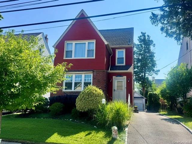  3 BR,  2.00 BTH &nbsp;Colonial style home in Valley Stream