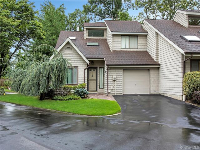  2 BR,  3.00 BTH &nbsp;Condo style home in East Islip
