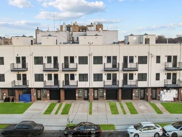  7 BR,  6.00 BTH &nbsp;Contemporary style home in East Flatbush