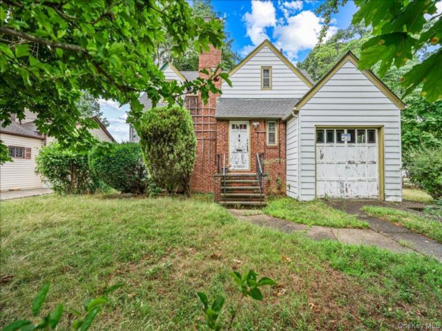  4 BR,  2.00 BTH &nbsp;Cape cod style home in Roosevelt