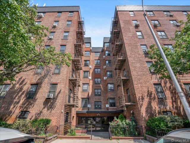  1 BR,  1.00 BTH &nbsp;Other style home in Jackson Heights