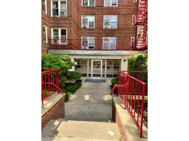  2 BR,  1.00 BTH &nbsp;Mid rise style home in Flushing