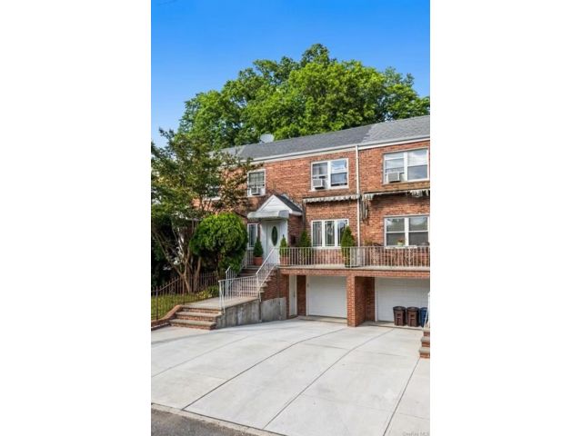  6 BR,  4.00 BTH &nbsp;House style home in Oakland Gardens