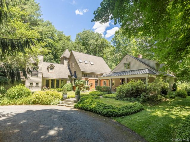  3 BR,  4.00 BTH &nbsp;Contemporary style home in Poughkeepsie
