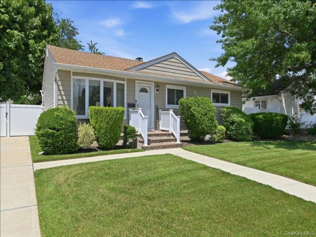  3 BR,  3.00 BTH &nbsp;Ranch style home in Franklin Square