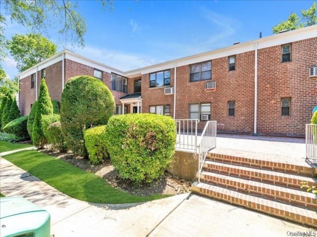 2 BR,  2.00 BTH &nbsp;Garden style home in Hewlett