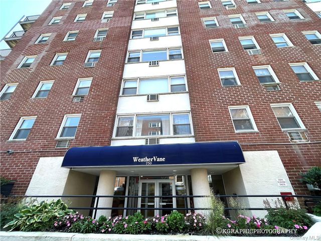  1 BR,  2.00 BTH &nbsp;High rise style home in Long Beach