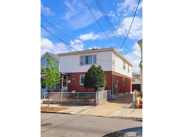  6 BR,  0.00 BTH &nbsp;House style home in Jamaica