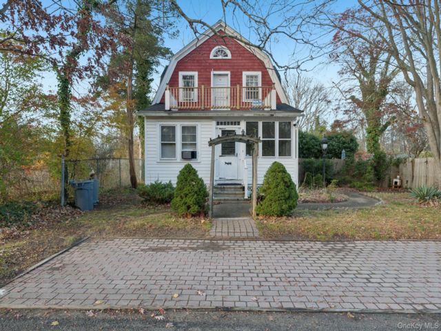  3 BR,  2.00 BTH &nbsp;Colonial style home in Mastic Beach