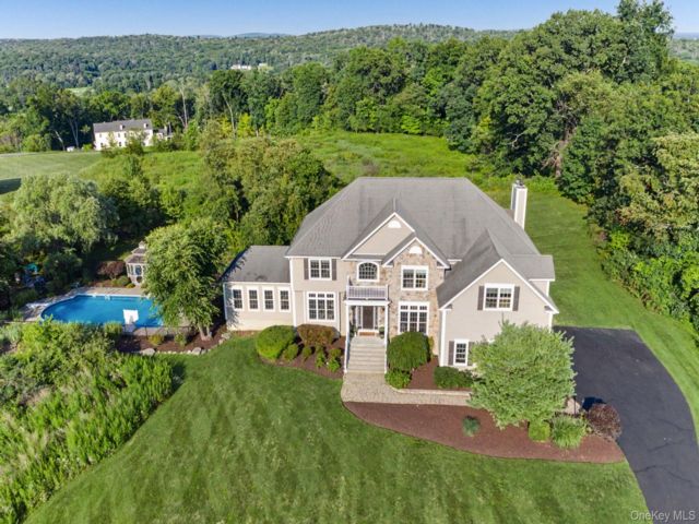  4 BR,  4.00 BTH &nbsp;Colonial style home in Pleasant Valley