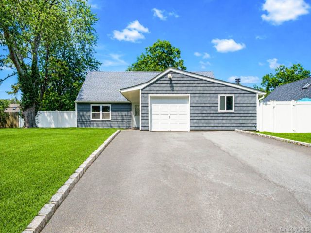  4 BR,  3.00 BTH &nbsp;Cape cod style home in Islandia