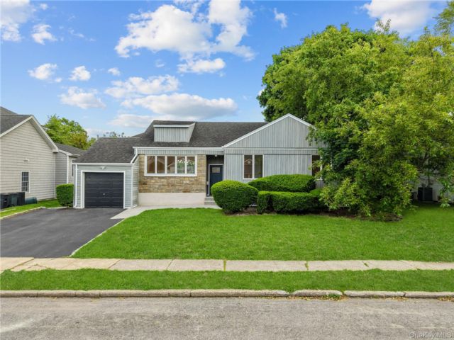  3 BR,  2.00 BTH &nbsp;Ranch style home in East Rockaway