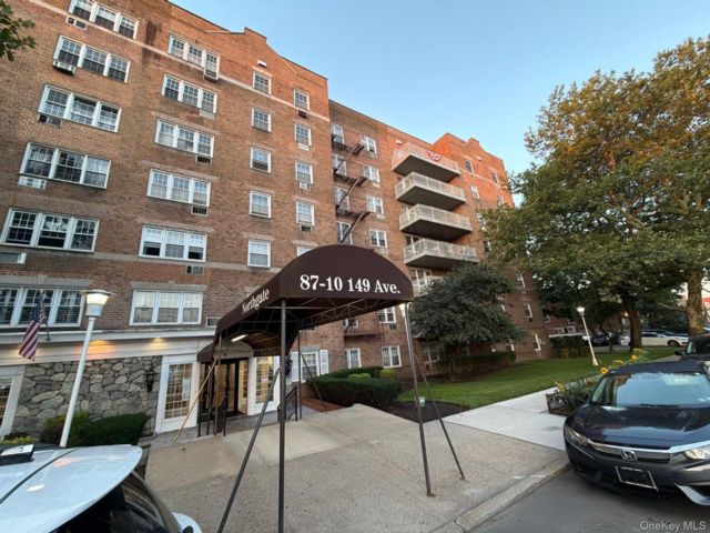  1 BR,  1.00 BTH &nbsp;Mid rise style home in Howard Beach