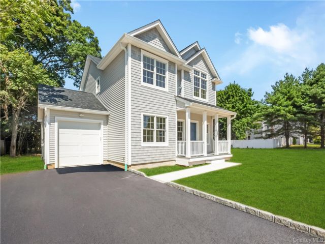  3 BR,  3.00 BTH &nbsp;Colonial style home in Bayport