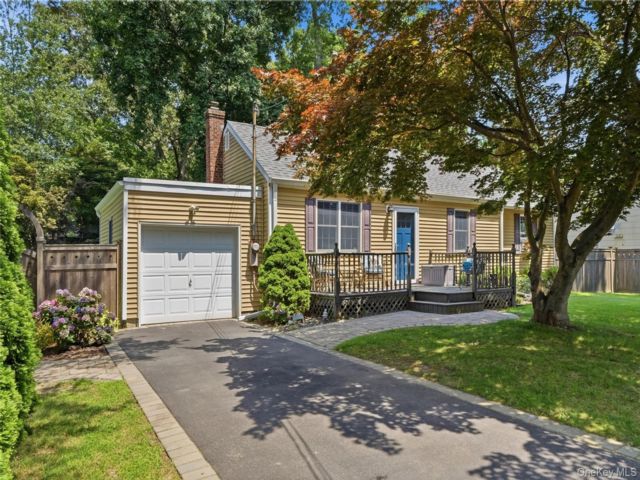  2 BR,  1.00 BTH &nbsp;Ranch style home in Huntington Station