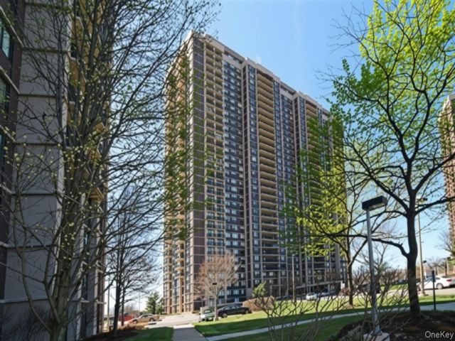  1 BR,  1.00 BTH &nbsp;High rise style home in Floral Park