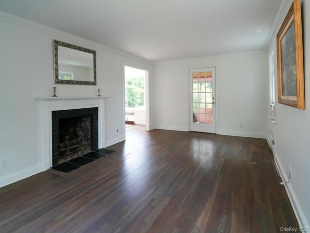  3 BR,  2.00 BTH &nbsp;Cape cod style home in East Williston