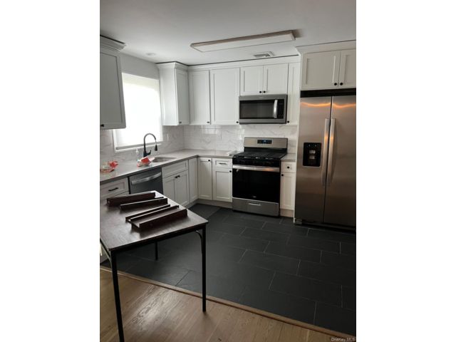 3 BR,  2.00 BTH &nbsp;Exp cape style home in West Babylon