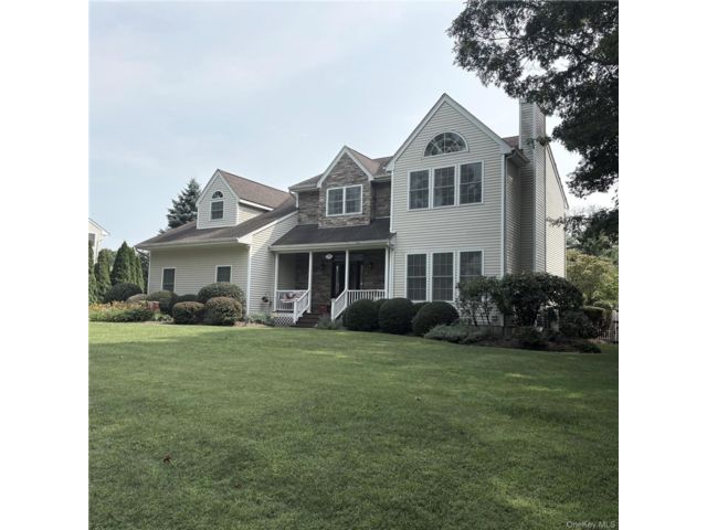  4 BR,  3.00 BTH &nbsp;Colonial style home in Westhampton