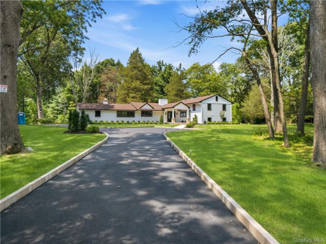  5 BR,  5.00 BTH &nbsp;Split ranch style home in Cold Spring Harbor