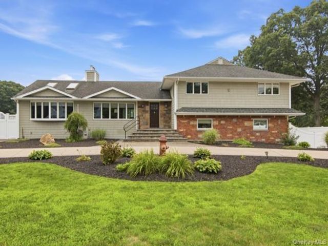  5 BR,  4.00 BTH &nbsp;Split level style home in Selden