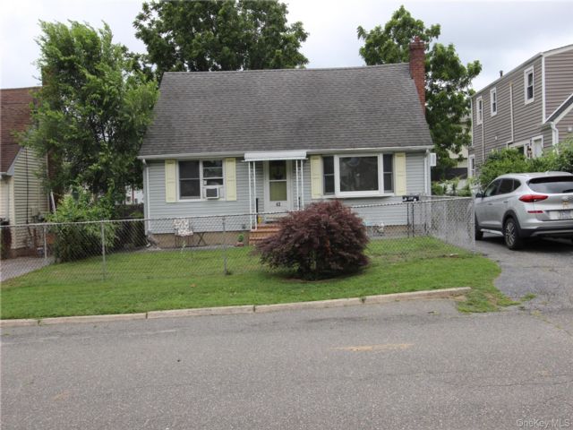  3 BR,  3.00 BTH &nbsp;Cape cod style home in Huntington Station