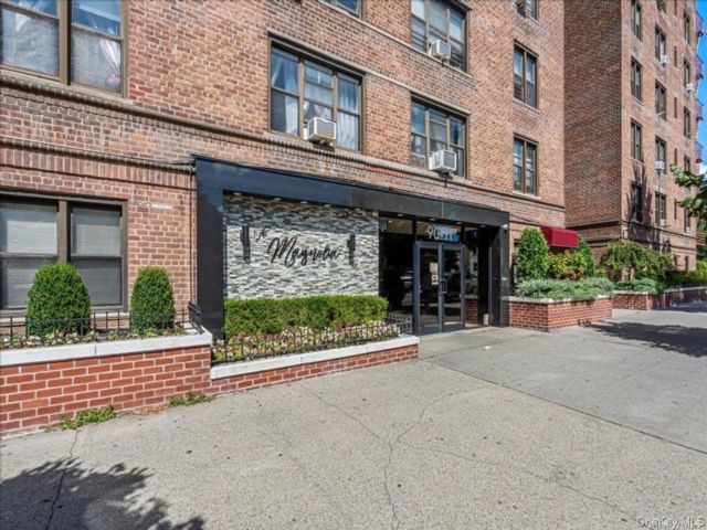  1 BR,  1.00 BTH &nbsp;Mid rise style home in Jackson Heights