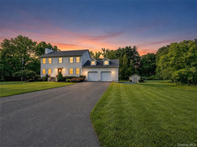  4 BR,  3.00 BTH &nbsp;Colonial style home in Ulster Park