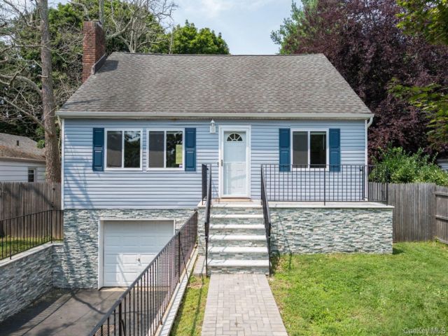  4 BR,  3.00 BTH &nbsp;Cape cod style home in Northport