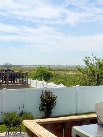  3 BR,  3.00 BTH &nbsp;Split level style home in Long Beach
