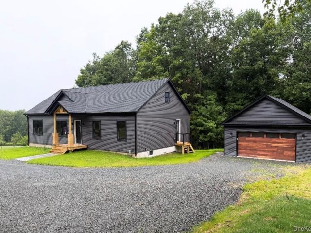  3 BR,  3.00 BTH &nbsp;Ranch style home in Parksville