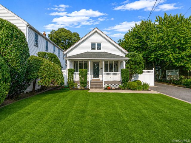  3 BR,  3.00 BTH &nbsp;Cape cod style home in Sayville