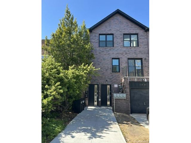  3 BR,  3.00 BTH &nbsp;House style home in Flushing