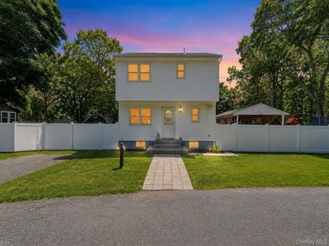  3 BR,  2.00 BTH &nbsp;Colonial style home in Selden