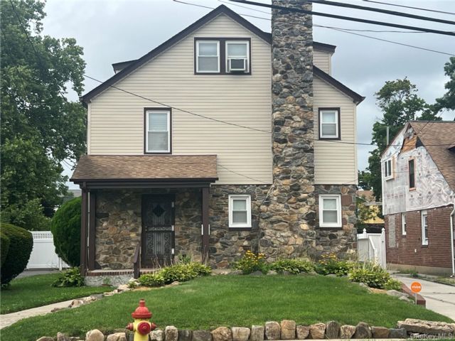  4 BR,  3.00 BTH &nbsp;Colonial style home in Freeport