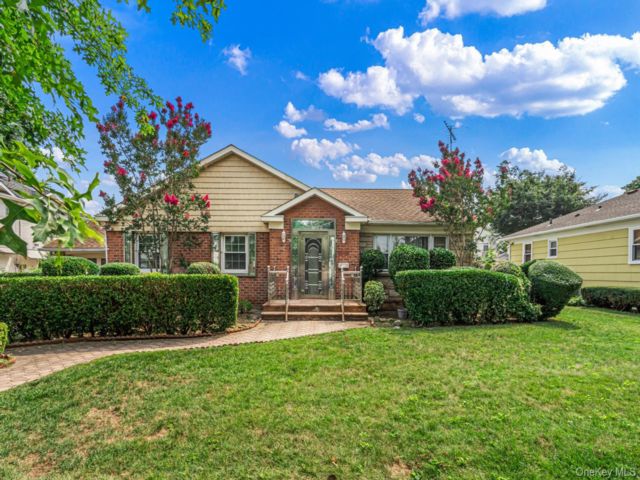  3 BR,  2.00 BTH &nbsp;Ranch style home in Glen Oaks