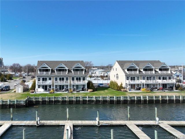  3 BR,  3.00 BTH &nbsp;Condo style home in Island Park
