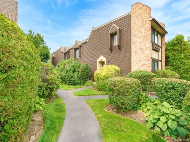  3 BR,  2.00 BTH &nbsp;Condo style home in Massapequa Park