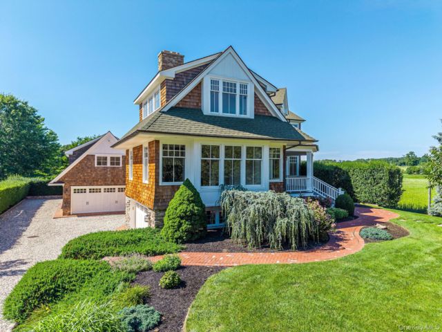  4 BR,  5.00 BTH &nbsp;Post modern style home in Aquebogue