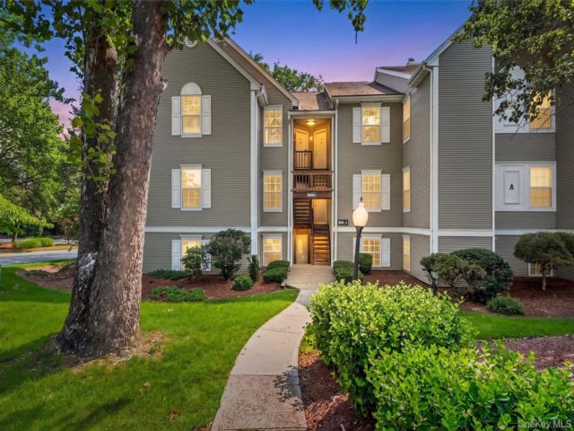  2 BR,  2.00 BTH &nbsp;Garden style home in New Windsor