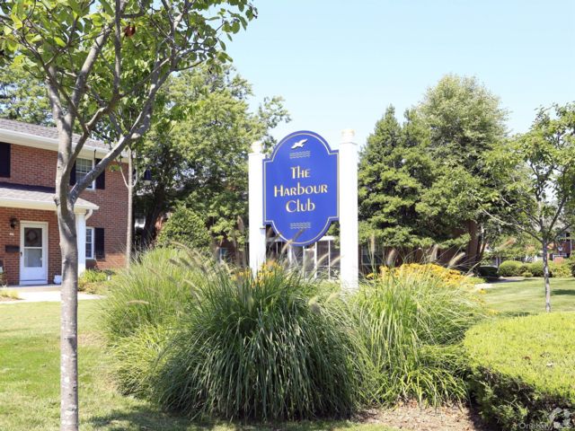  1 BR,  1.00 BTH &nbsp;Includes legal  style home in West Babylon