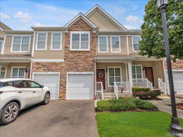  3 BR,  3.00 BTH &nbsp;Condo style home in Massapequa