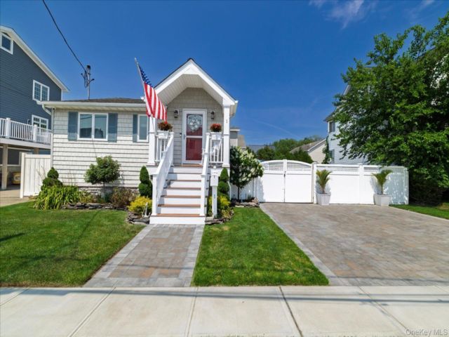  3 BR,  1.00 BTH &nbsp;Bungalow style home in East Rockaway