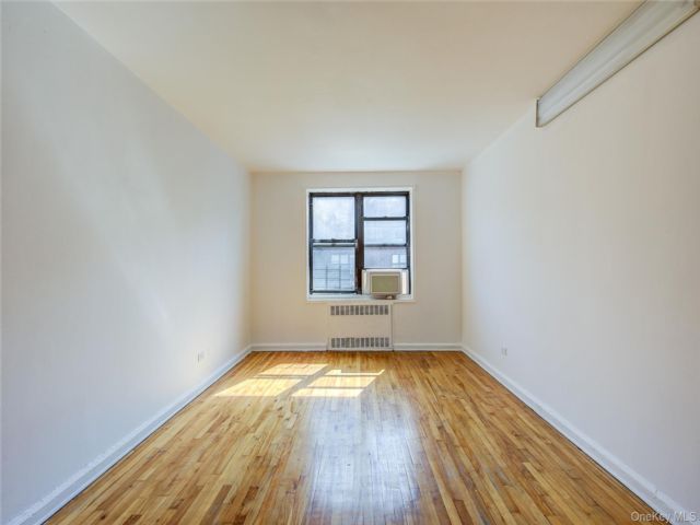 1 BR,  1.00 BTH &nbsp;Mid rise style home in Jackson Heights