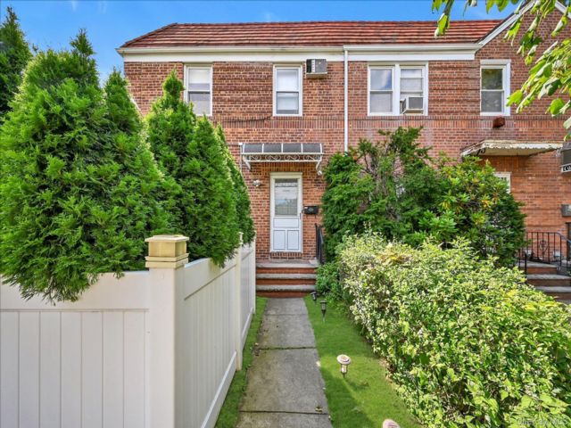  3 BR,  3.00 BTH &nbsp;House style home in Fresh Meadows