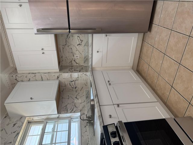  3 BR,  2.00 BTH &nbsp;Colonial style home in College Point