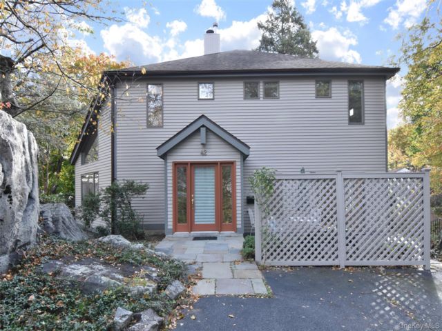  3 BR,  4.00 BTH &nbsp;Colonial style home in Hastings-on-hudson